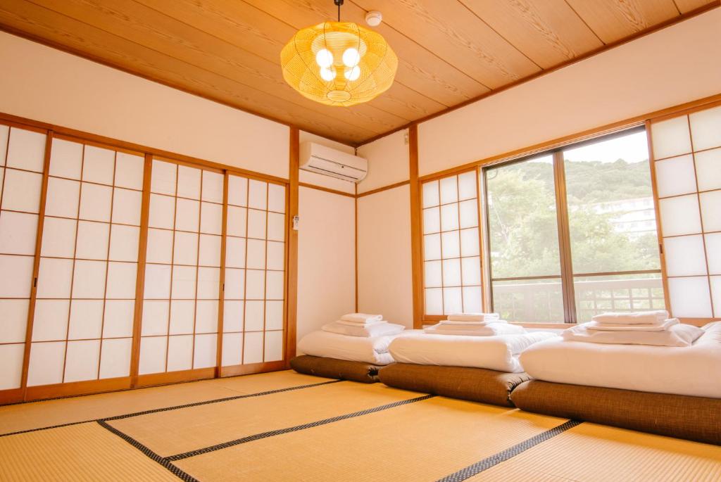 Postel nebo postele na pokoji v ubytování Irori Guest House Tenmaku