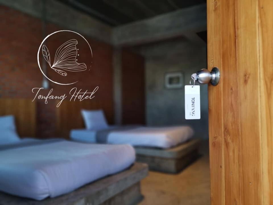 Postel nebo postele na pokoji v ubytování Ton Fang Hotel
