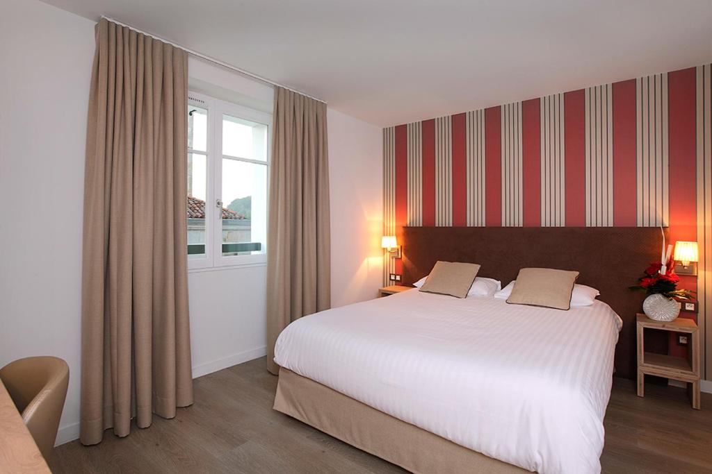 Postel nebo postele na pokoji v ubytování Logis Hotel de la Nivelle