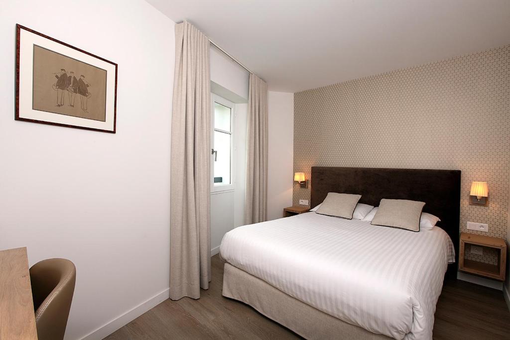 Postel nebo postele na pokoji v ubytování Logis Hotel de la Nivelle