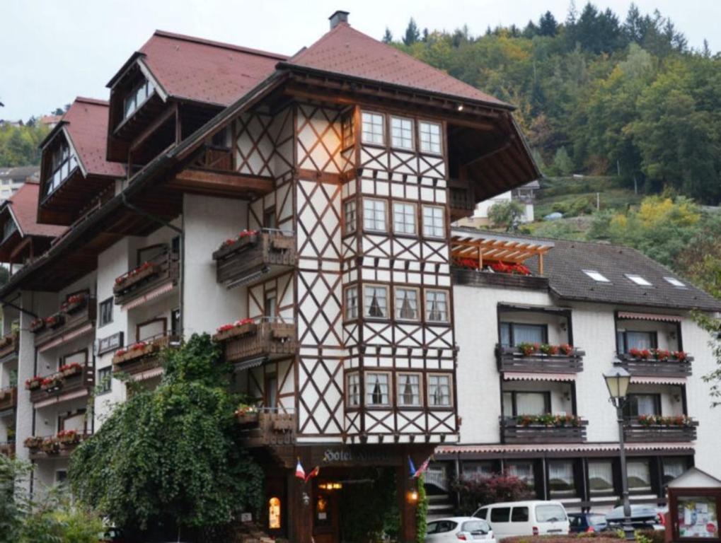 ein großes Gebäude mit Fenstern und Balkonen darauf in der Unterkunft Hotel Hirsch in Bad Peterstal