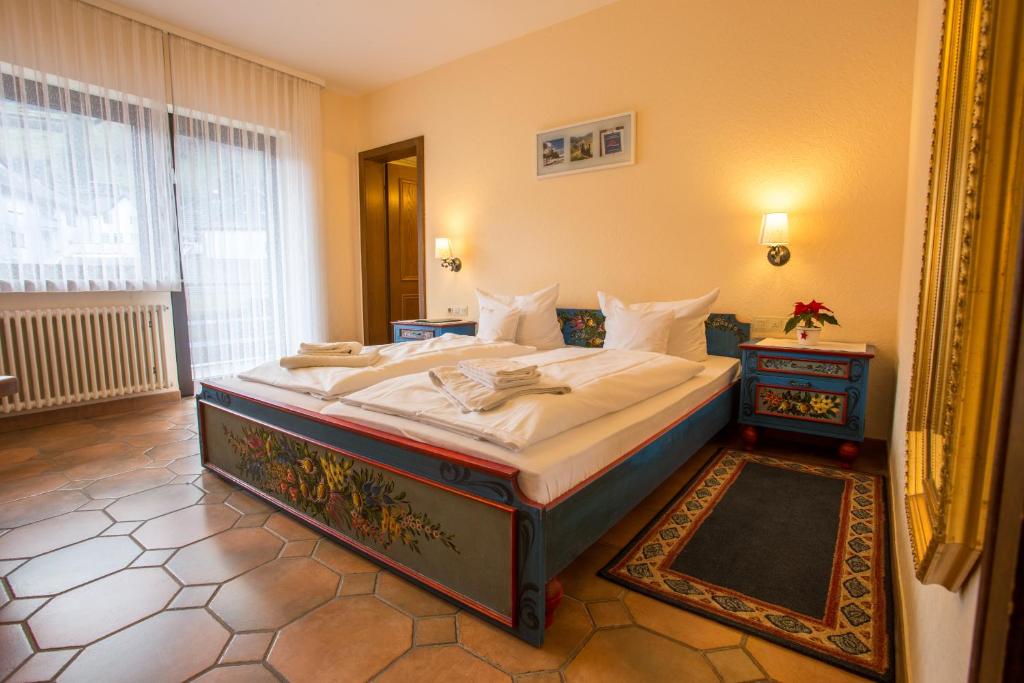 Postel nebo postele na pokoji v ubytování Hotel Hirsch