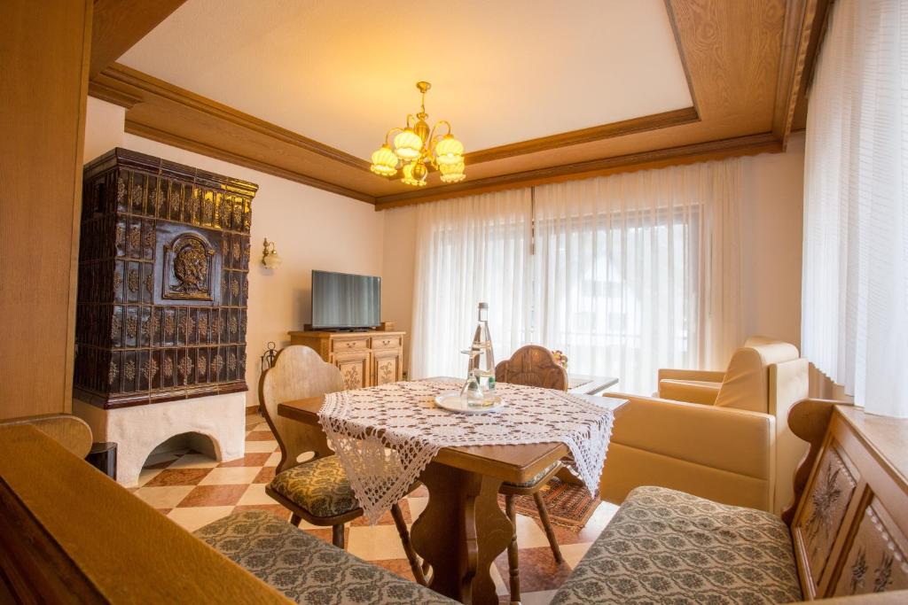 Posezení v ubytování Hotel Hirsch