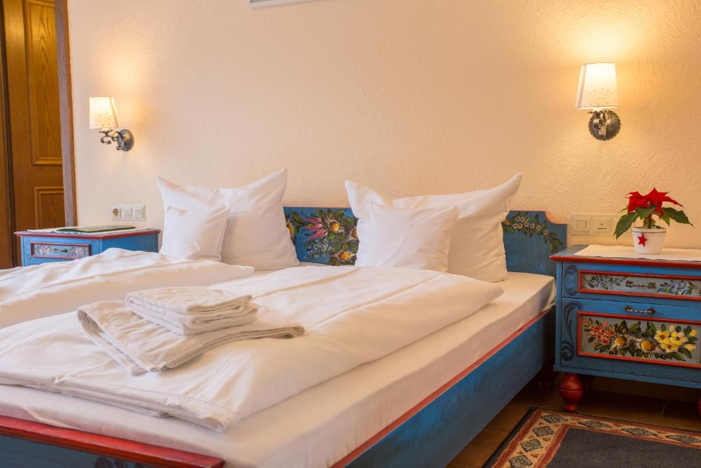 Postel nebo postele na pokoji v ubytování Hotel Hirsch