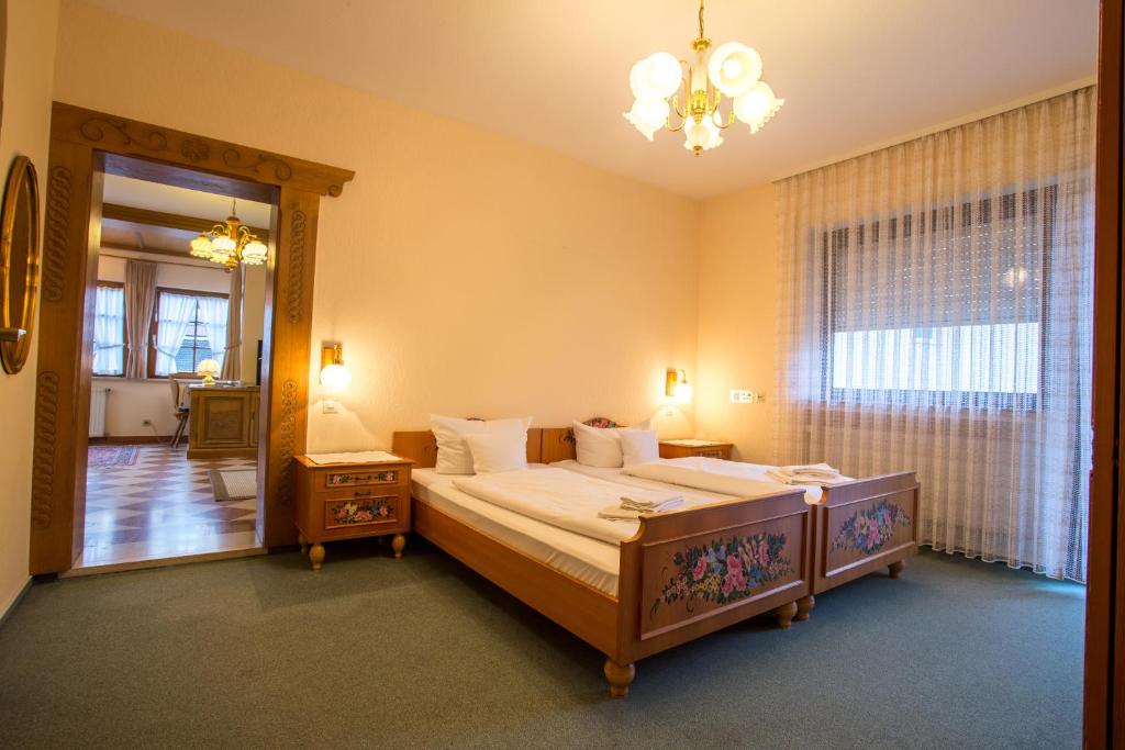 Postel nebo postele na pokoji v ubytování Hotel Hirsch