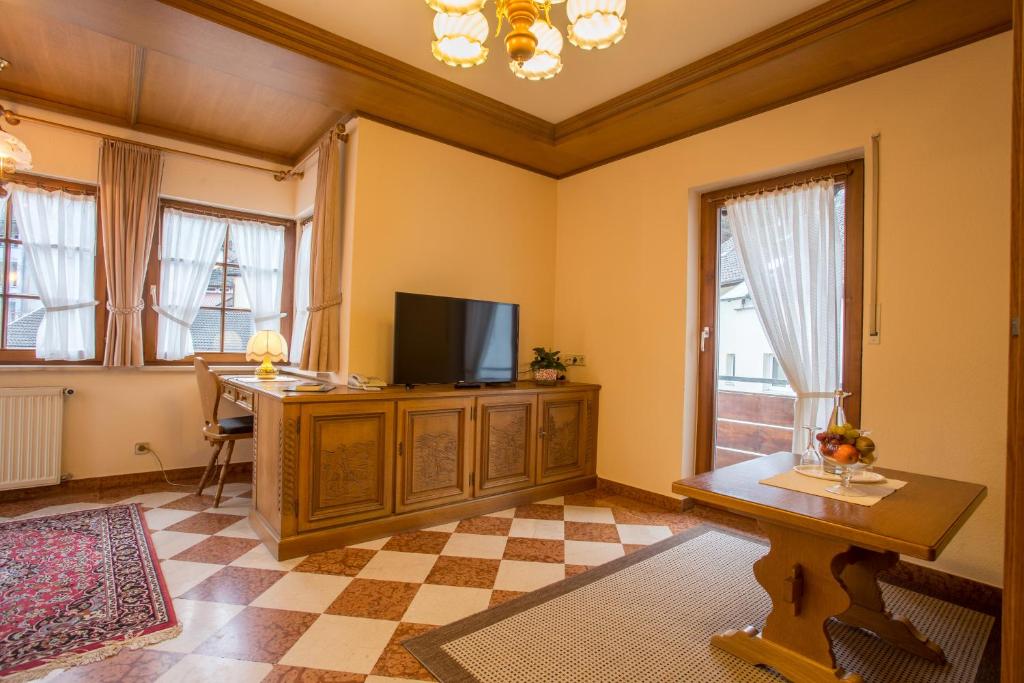 TV a/nebo společenská místnost v ubytování Hotel Hirsch