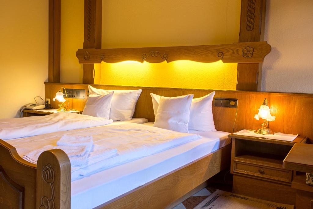 Postel nebo postele na pokoji v ubytování Hotel Hirsch