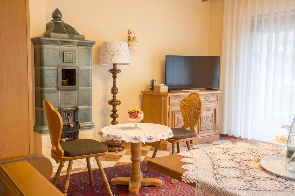 TV a/nebo společenská místnost v ubytování Hotel Hirsch