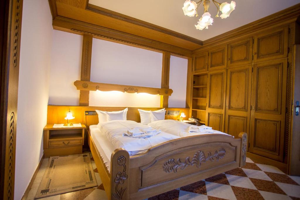 Postel nebo postele na pokoji v ubytování Hotel Hirsch