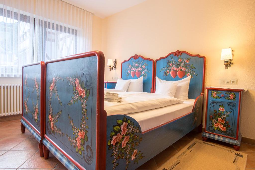 Postel nebo postele na pokoji v ubytování Hotel Hirsch