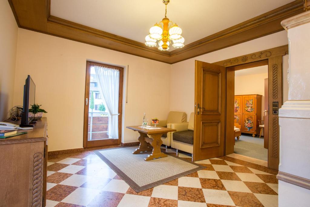 TV a/nebo společenská místnost v ubytování Hotel Hirsch