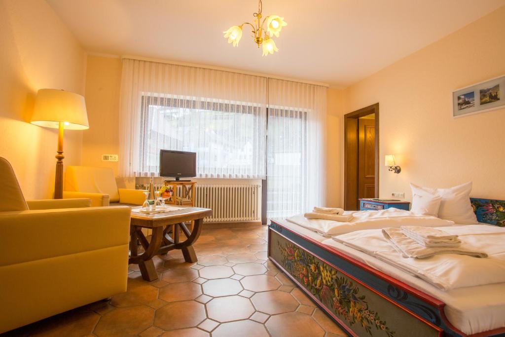 Postel nebo postele na pokoji v ubytování Hotel Hirsch