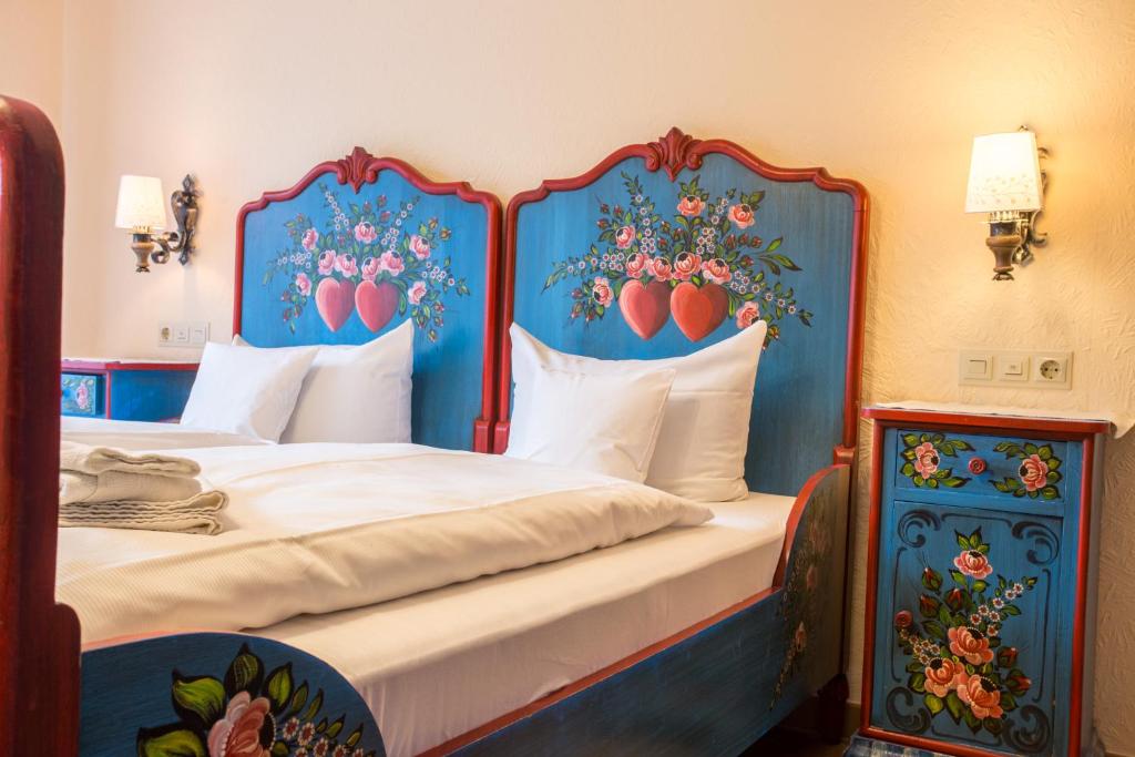 Postel nebo postele na pokoji v ubytování Hotel Hirsch