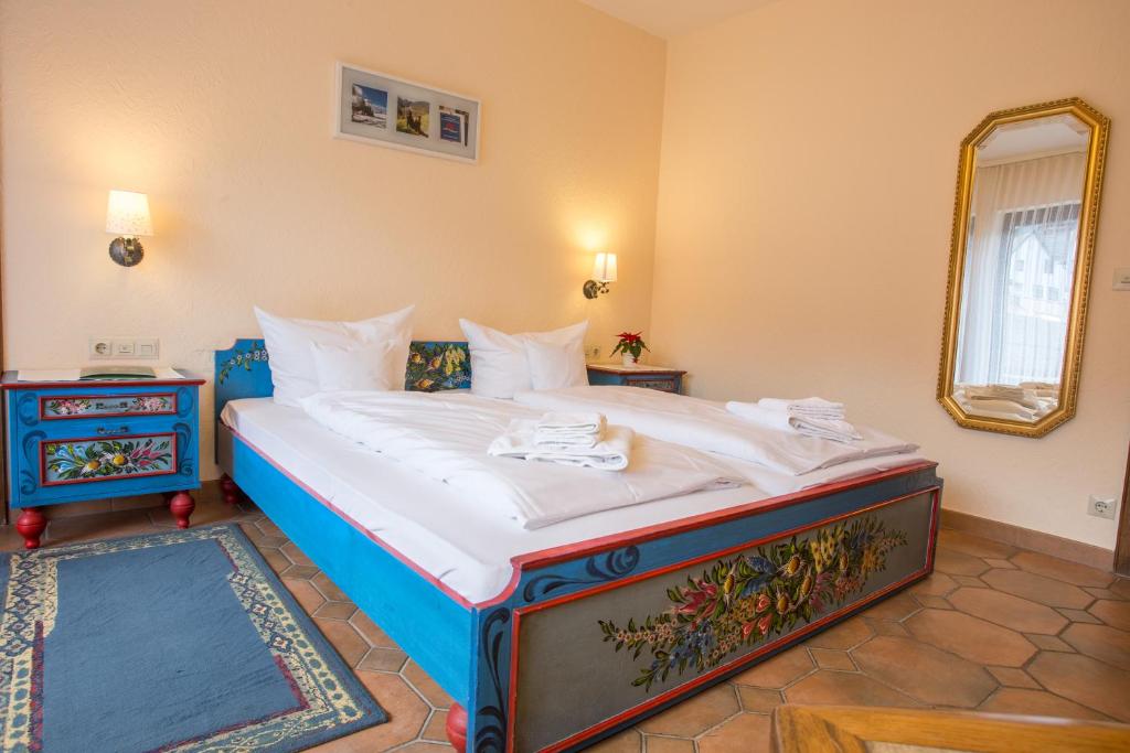 Postel nebo postele na pokoji v ubytování Hotel Hirsch