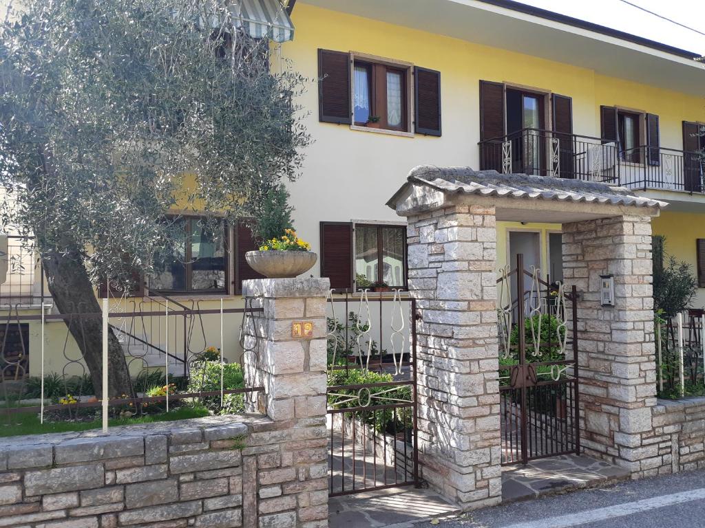 een gebouw met een hek bij Casa Vacanze Ester in Brenzone sul Garda