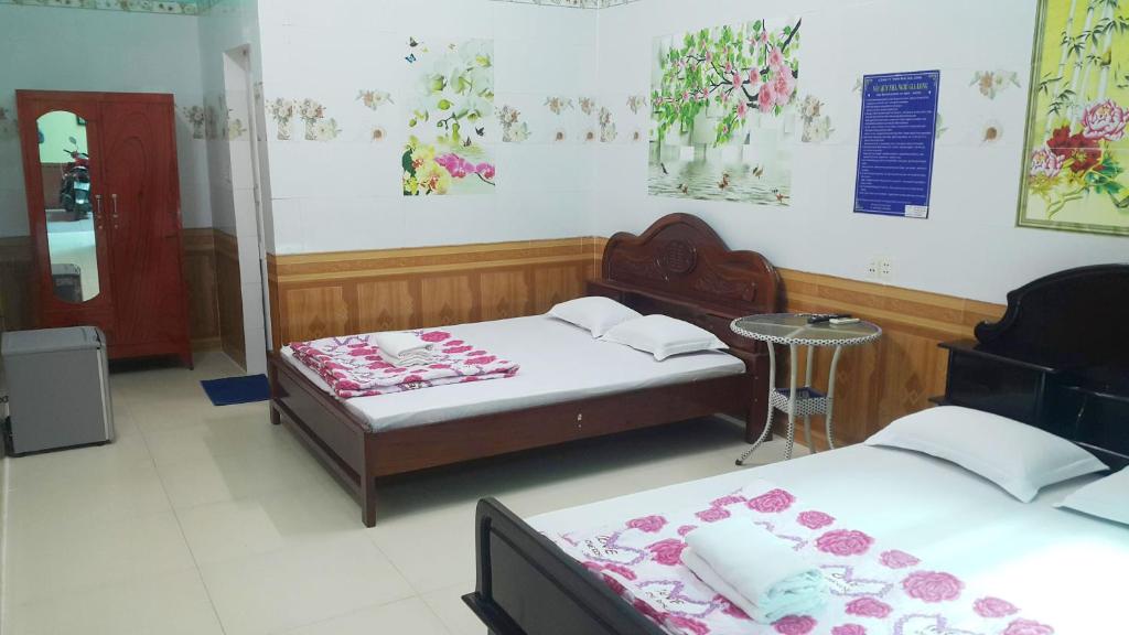 A bed or beds in a room at Gia Long Motel