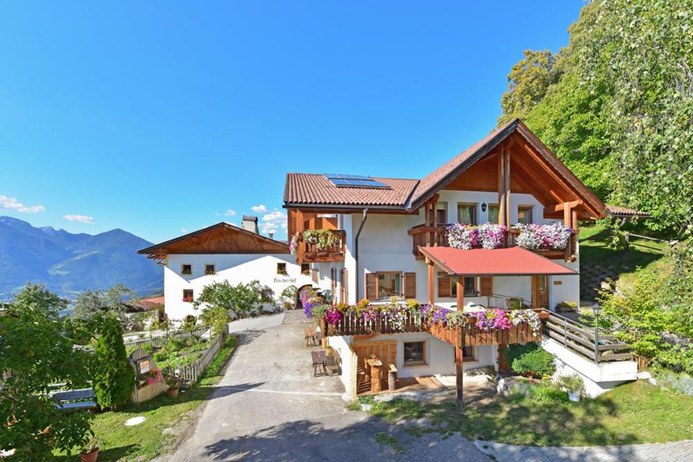 Una casa con flores en el balcón. en Kircherhof, en Bresanona