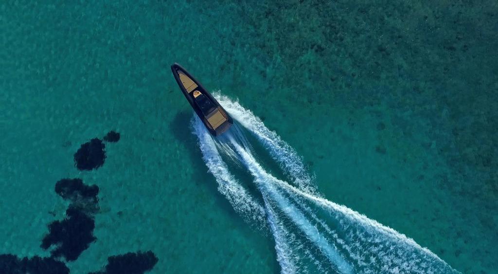 un barco en el agua en el océano en Patmos Exclusive Villas, en Skala