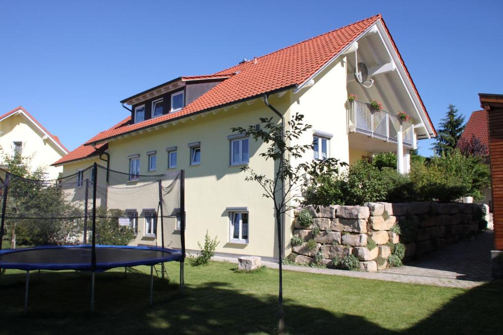 una casa con cama elástica en el patio en Ferienwohnung Meßmer, en Heiligenberg