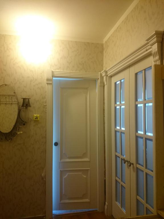 アドレルにあるАпартаменты на Ленина 6の壁に照明が付いた部屋