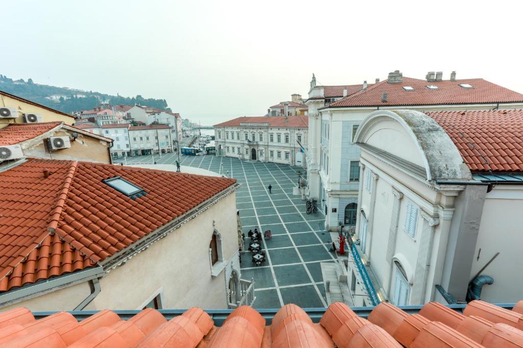 una vista aérea de una calle de la ciudad con tejados en Apartments Pyros, en Piran