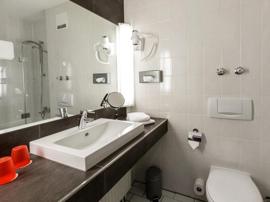 Koupelna v ubytování DORMERO Hotel München-Kirchheim Messe