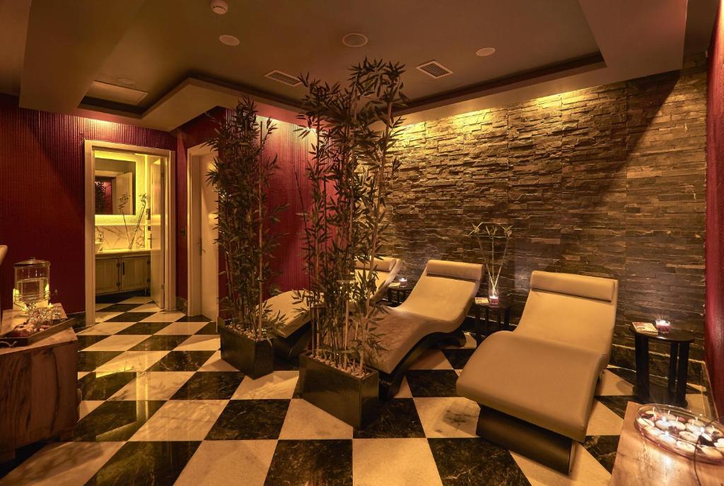 A seating area at Alachi Hotel