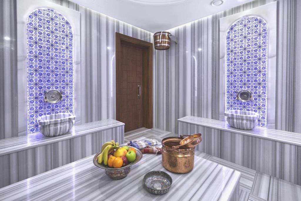 A bathroom at Alachi Hotel