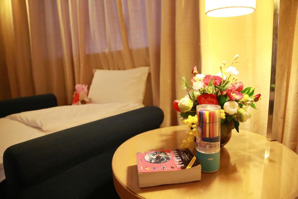 Postel nebo postele na pokoji v ubytování Jinglun Hotel Beijing