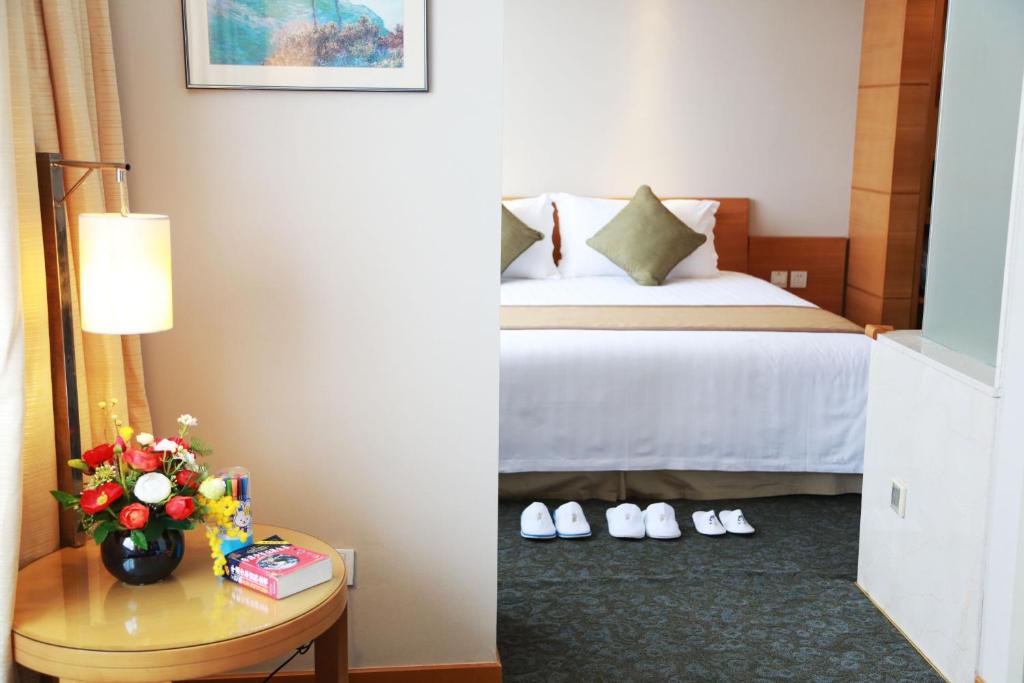 Postel nebo postele na pokoji v ubytování Jinglun Hotel Beijing