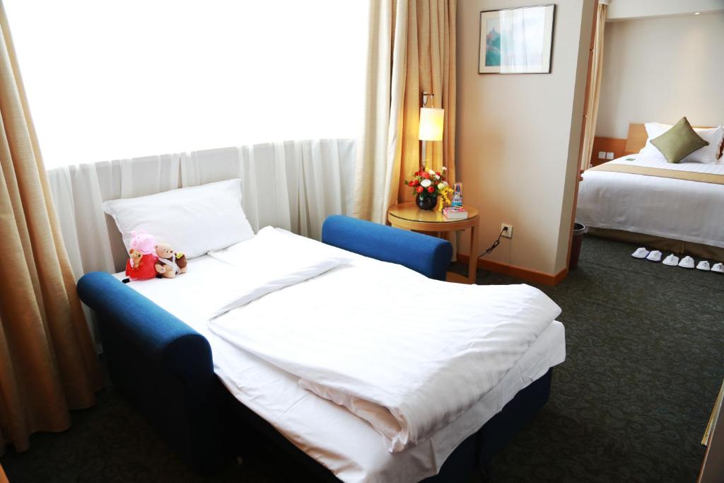 Postel nebo postele na pokoji v ubytování Jinglun Hotel Beijing