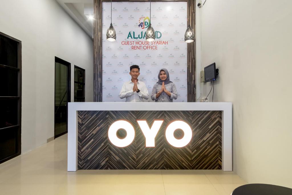 een bord voor een ovo winkel in een lobby bij SUPER OYO 456 Aljadid Guest House Syariah in Medan