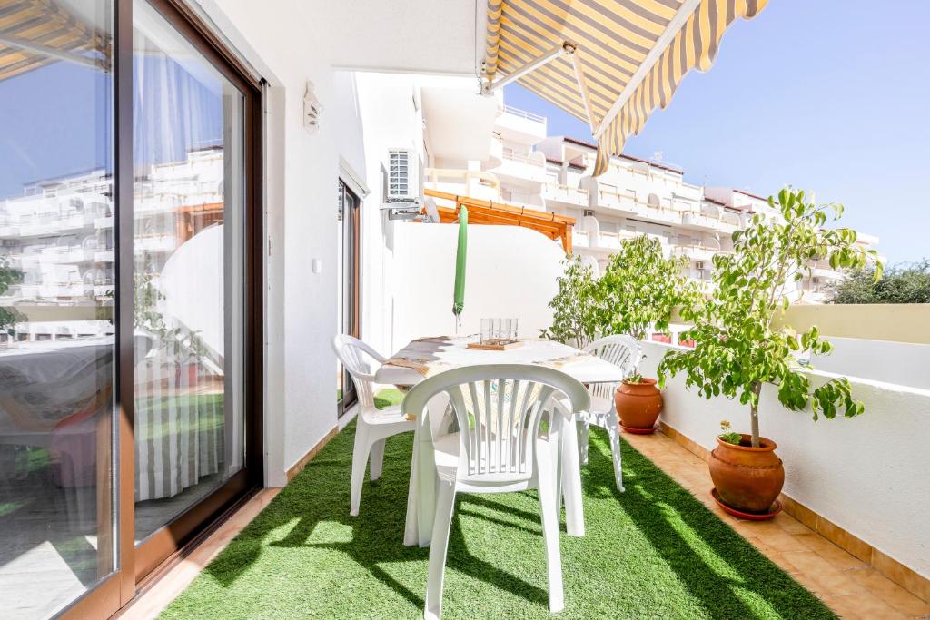 een patio met een tafel en stoelen op een balkon bij Altura Inn Terrace in Altura
