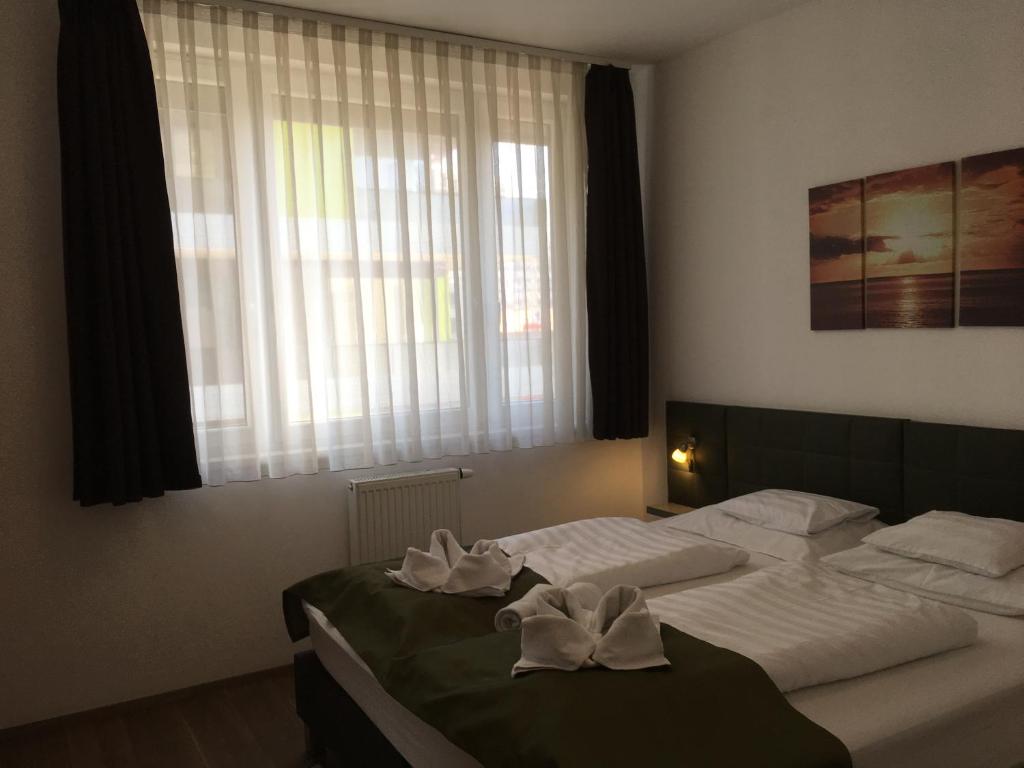 Postel nebo postele na pokoji v ubytování Corvin Residence Apartments