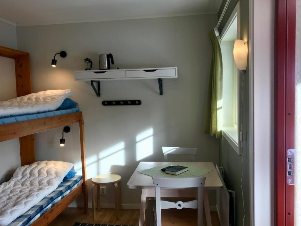 Postel nebo postele na pokoji v ubytování Sandvikengården Stugby