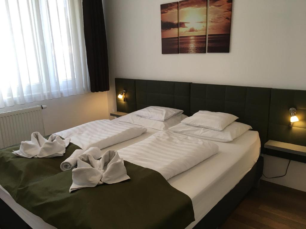 Postel nebo postele na pokoji v ubytování Corvin Residence Apartments