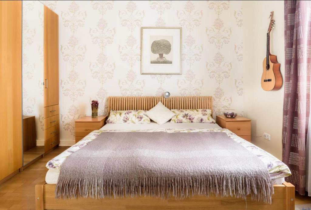 En eller flere senge i et værelse på Charming Central Apartments