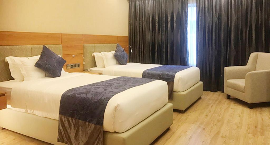 Days Hotel Dhaka tesisinde bir odada yatak veya yataklar