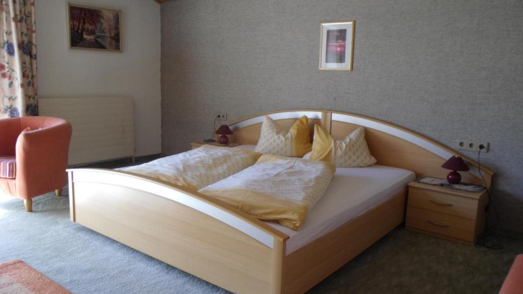 Postel nebo postele na pokoji v ubytování Landhaus Krinnenspitze