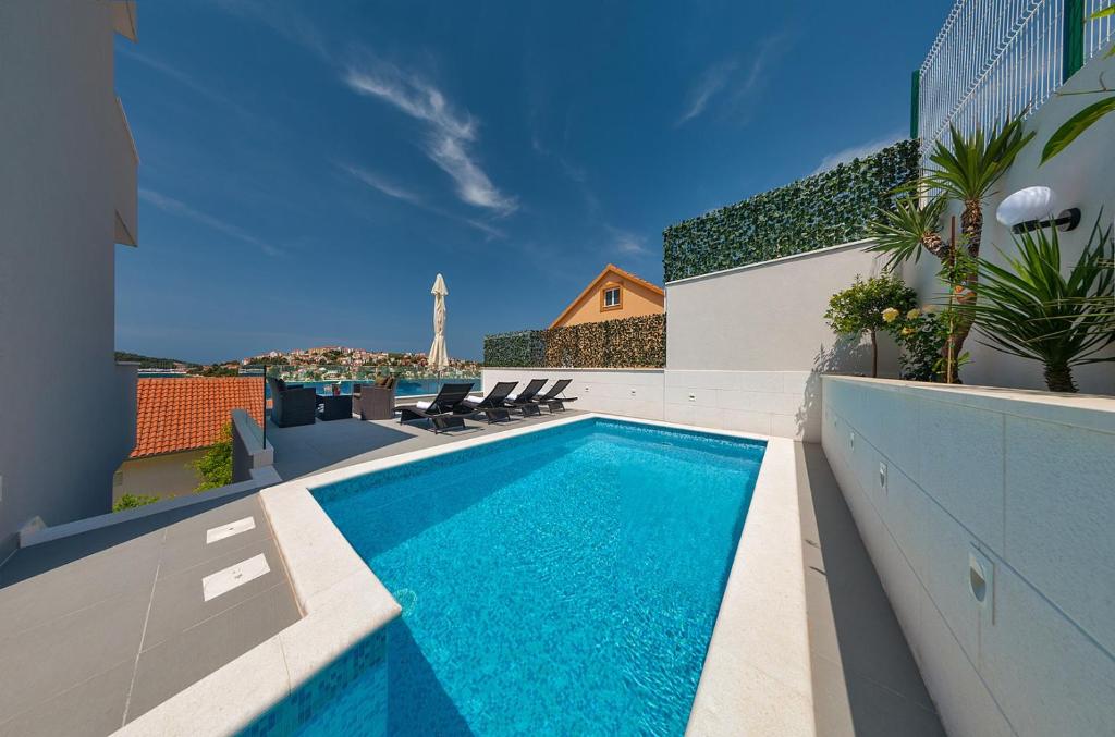 Bazén v ubytovaní Villa Somnium near Trogir, pool and gym alebo v jeho blízkosti