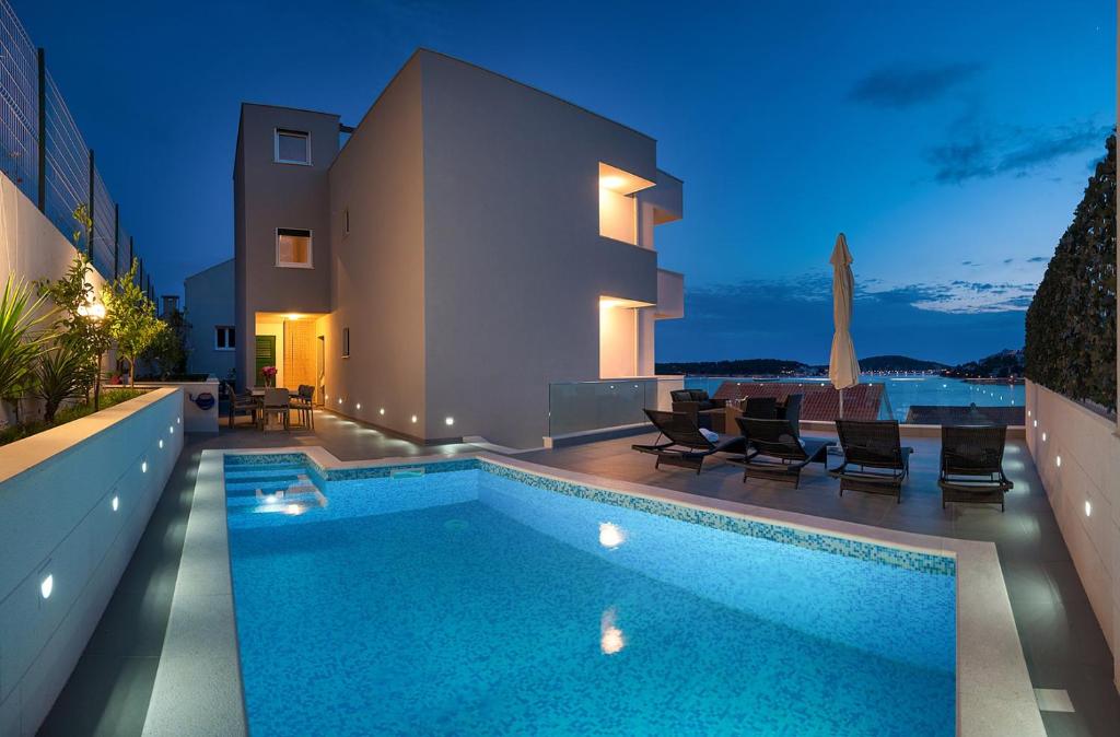 Bazén v ubytovaní Villa Somnium near Trogir, pool and gym alebo v jeho blízkosti