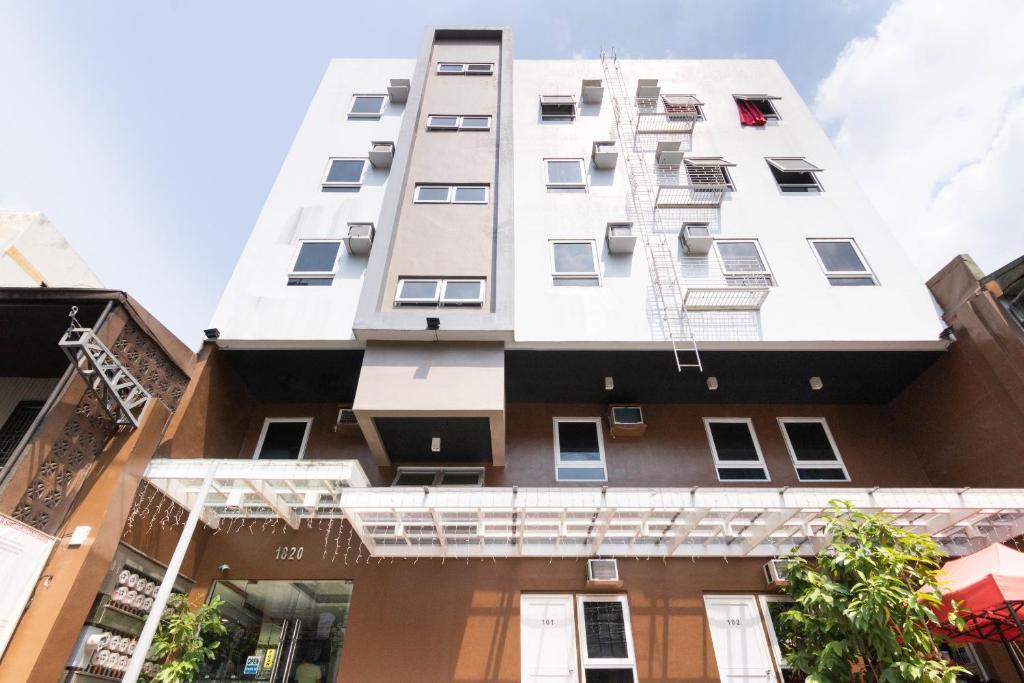 un edificio alto y blanco con balcones. en OYO 152 Sangco Condotel en Manila