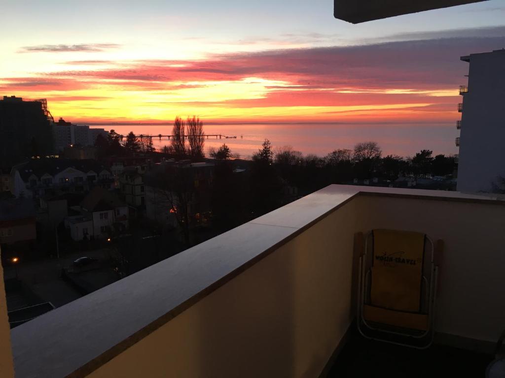vistas a la puesta de sol desde el balcón de un edificio en Wolin-Travel Apartamenty Statek z widokiem na morze en Międzyzdroje