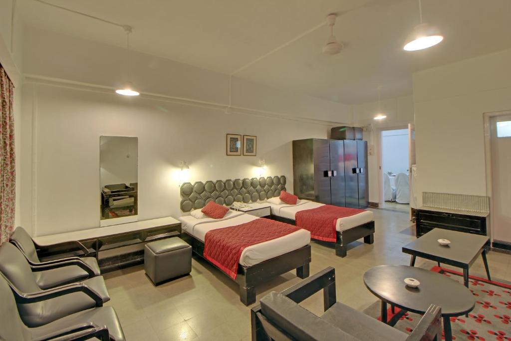 Postel nebo postele na pokoji v ubytování West End Hotel Opp Bombay Hospital