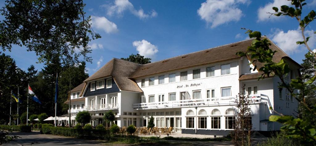 a large white building with a brown roof at Fletcher Hotel Restaurant De Mallejan in Vierhouten