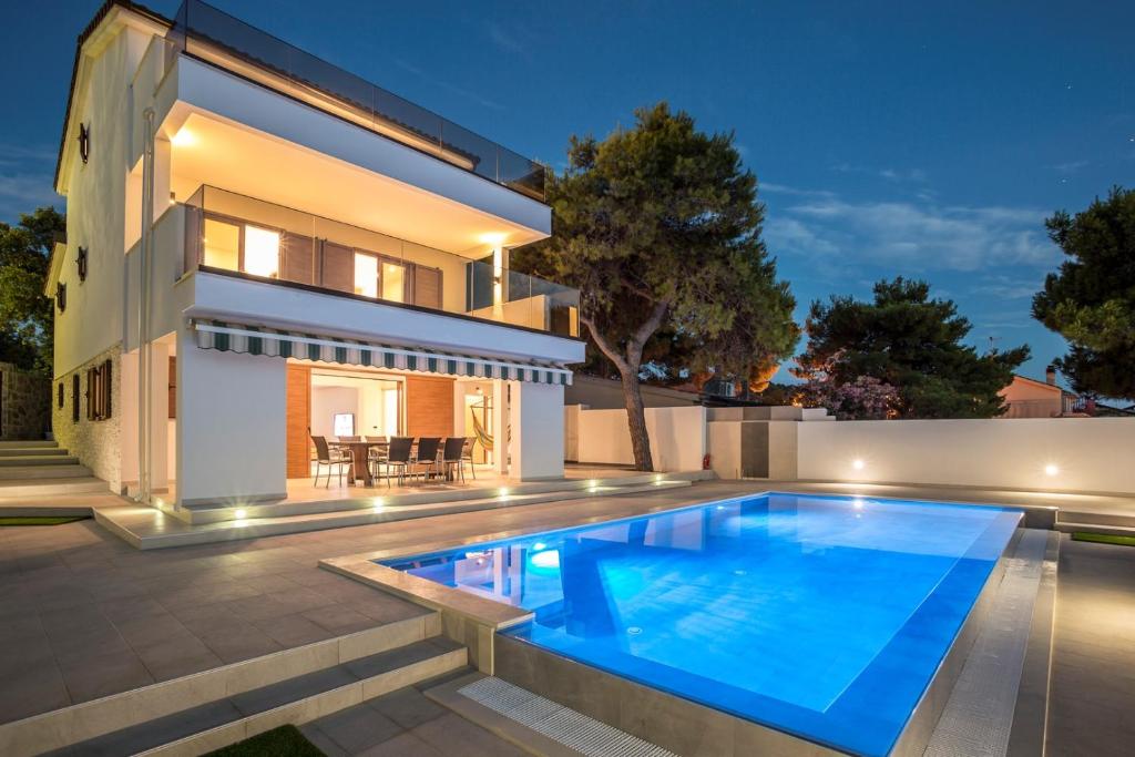 Bazén v ubytování Sailor house villa near Trogir, private pool nebo v jeho okolí