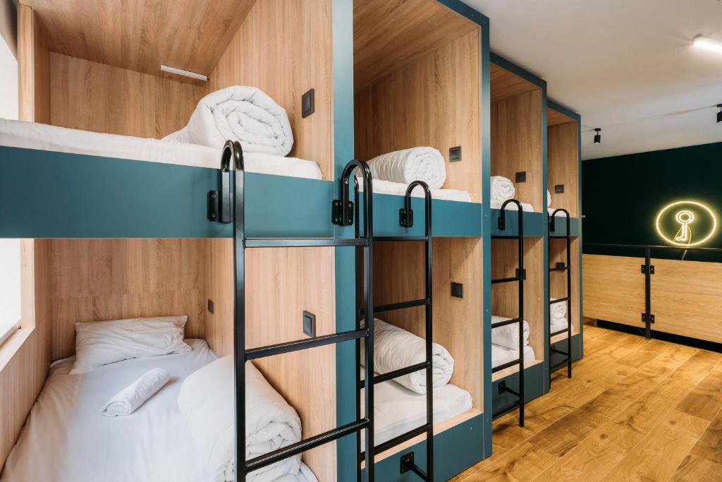 Postel nebo postele na pokoji v ubytování Yard Hostel & Coffee