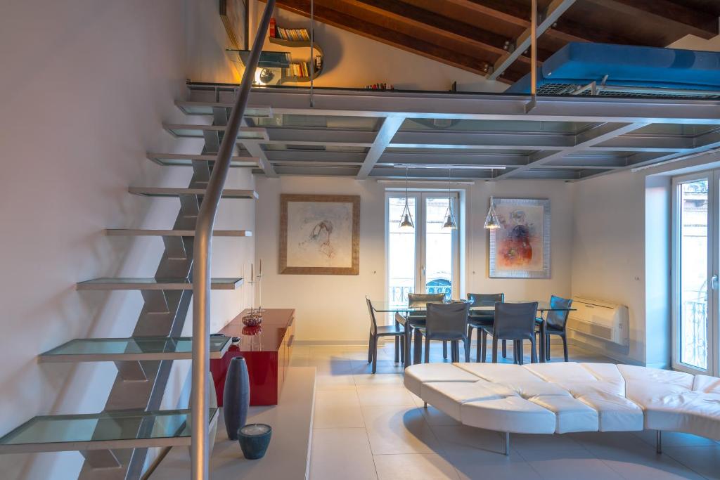 eine Wendeltreppe in einem Zimmer mit Esszimmer in der Unterkunft La Boheme di Ortigia Luxury - Ortigia Holidays in Syrakus