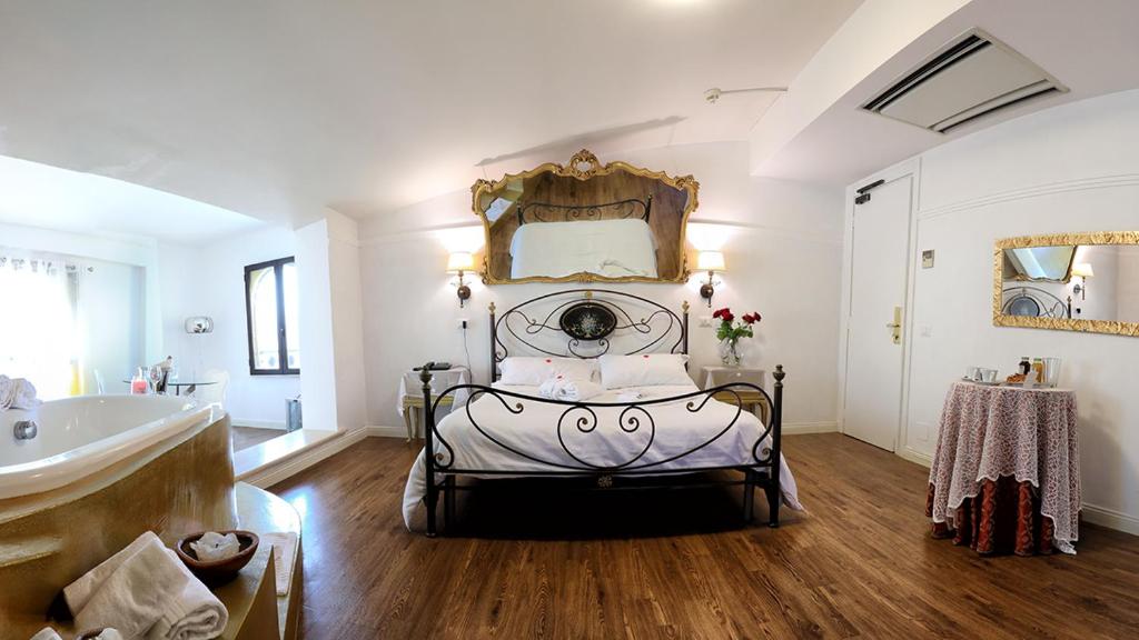 Postel nebo postele na pokoji v ubytování Hotel Al Castello