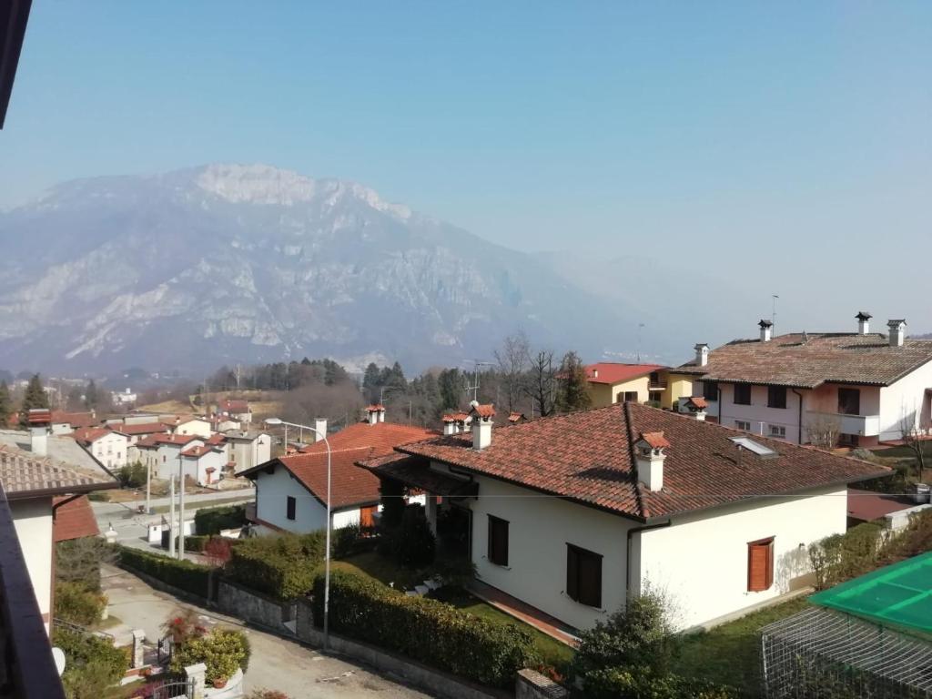 une vue sur une ville avec une montagne en arrière-plan dans l'établissement La Casa dei Gelsomini, à Arsiero